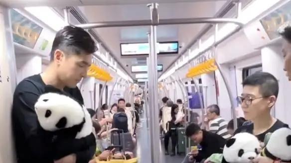 胡歌抱玩偶乘坐地铁，和工作人员交谈接地气，透露女儿小名由来