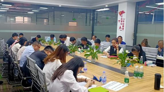 |领导让员工提建议，傻瓜毕业生才实话实说，老油条：这就是在挖坑