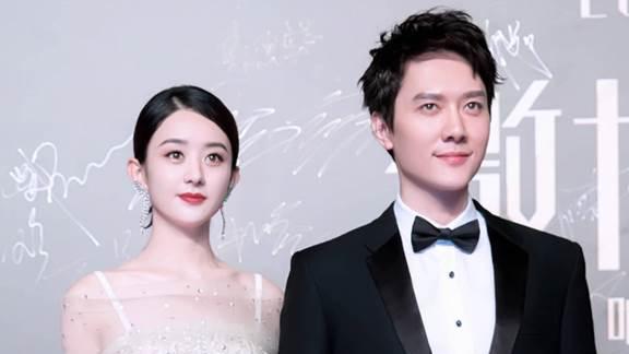 官宣后，冯绍峰紧跟景甜身后，手部小动作不断，与赵丽颖复合无望