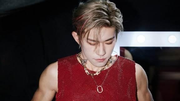 易烊千玺被激光笔照射，眼睛充血身上多处激光点，肇事者发文炫耀