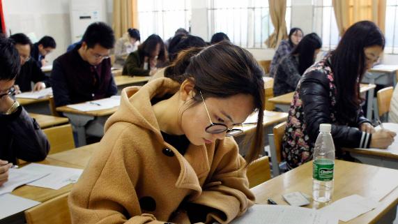 大学生|官方传来好消息，3类大学生从中受益，不考编也有机会成为公务员