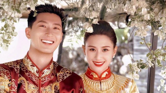 何超莲|何超莲婚礼状况百出，伴娘邓紫棋缺席伴郎团成谜，亲妈和婆婆比美