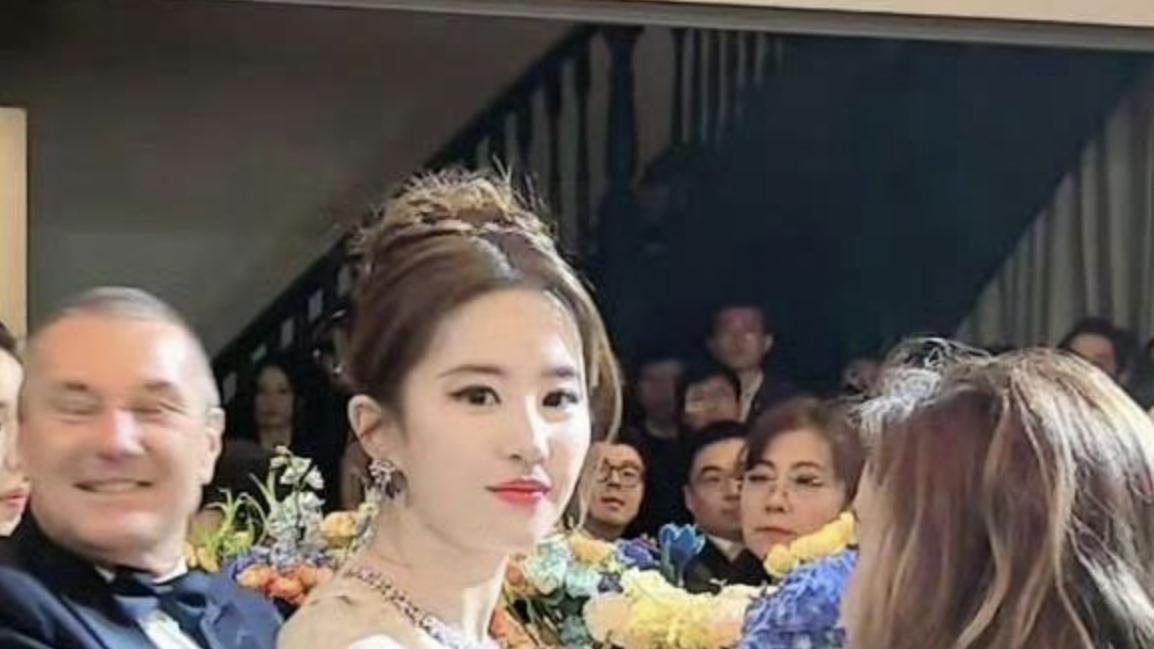 刘亦菲戴4000万项链出场，却被嘲笑体态不佳，“神仙姐姐”翻车？