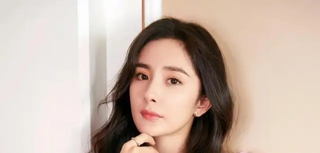 杨幂艳门照事件引发网友热议，受到威胁要曝光，娱乐圈引发轰动