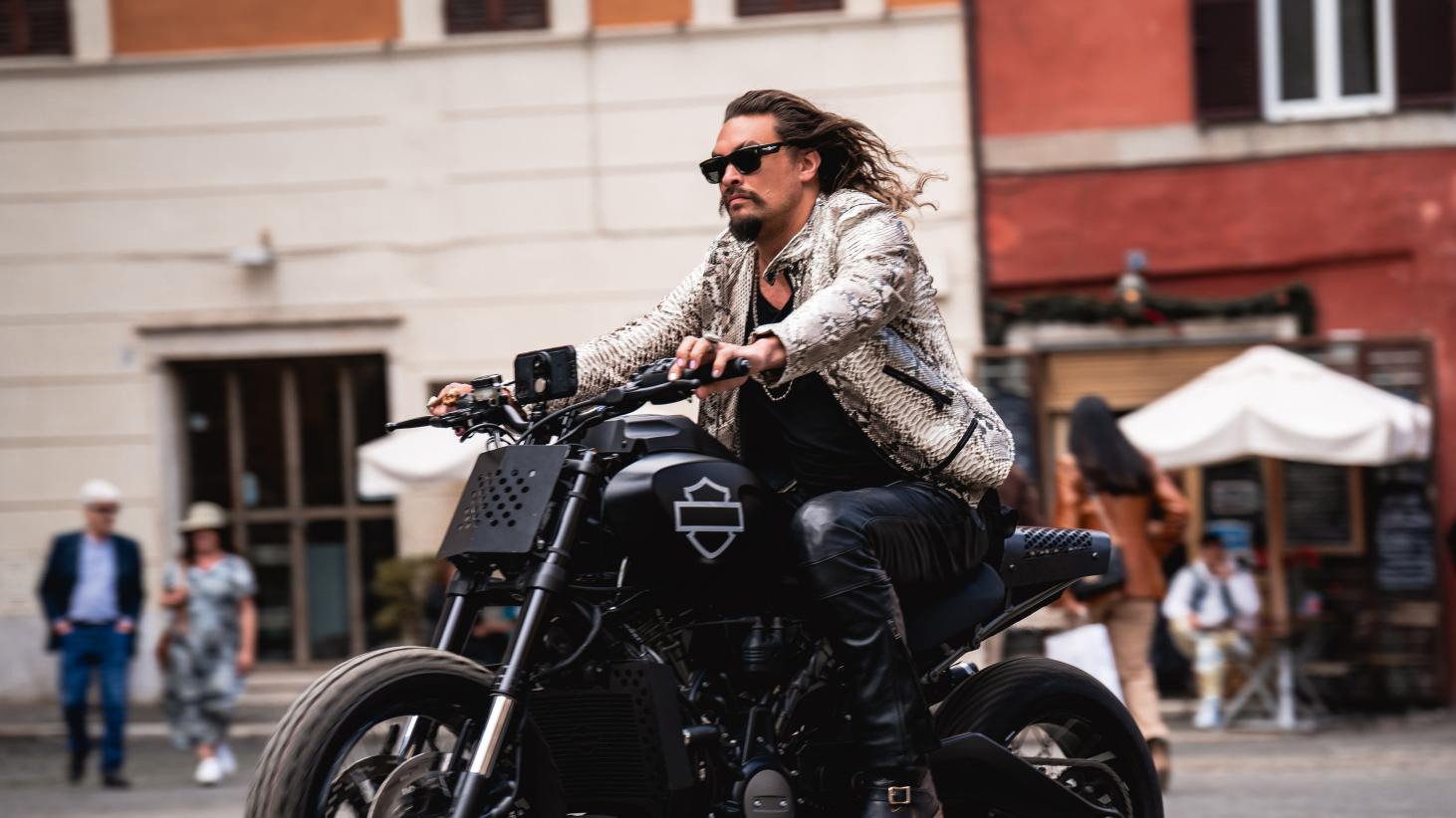 速度与激情10|?破1.8亿，《速度与激情10》连夺2天冠军，张艺谋新片预售仅167万