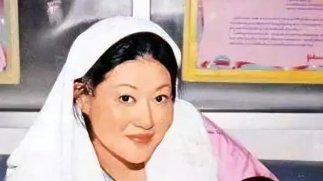 |陈宝莲21岁儿子正式出道！纹花臂打耳洞太前卫，养母是王菲经纪人