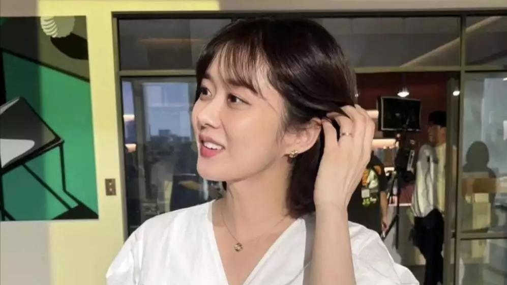 43岁的张娜拉素颜出镜，童颜外貌迷倒众人，网友：太美了