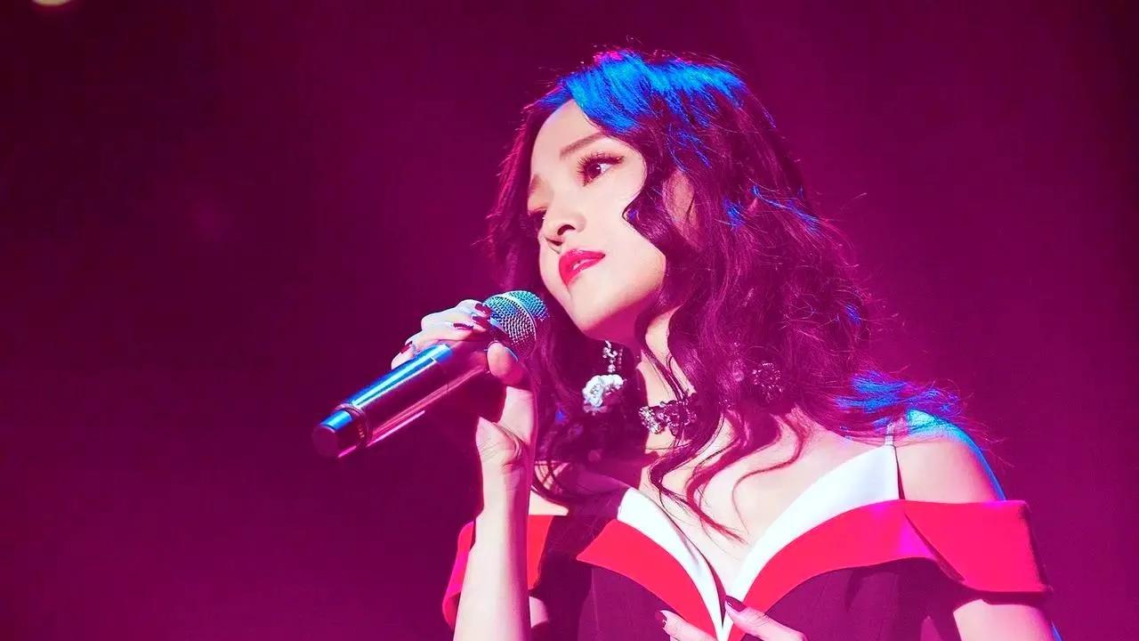 张韶涵演唱会女歌迷强闯男厕所，男生来不及穿上裤子，就遭遇了尴尬！