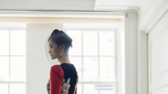 李宇春|李宇春又美到国外去了！一袭孔雀华服配“铜钱头”，穿出浓浓东方古韵