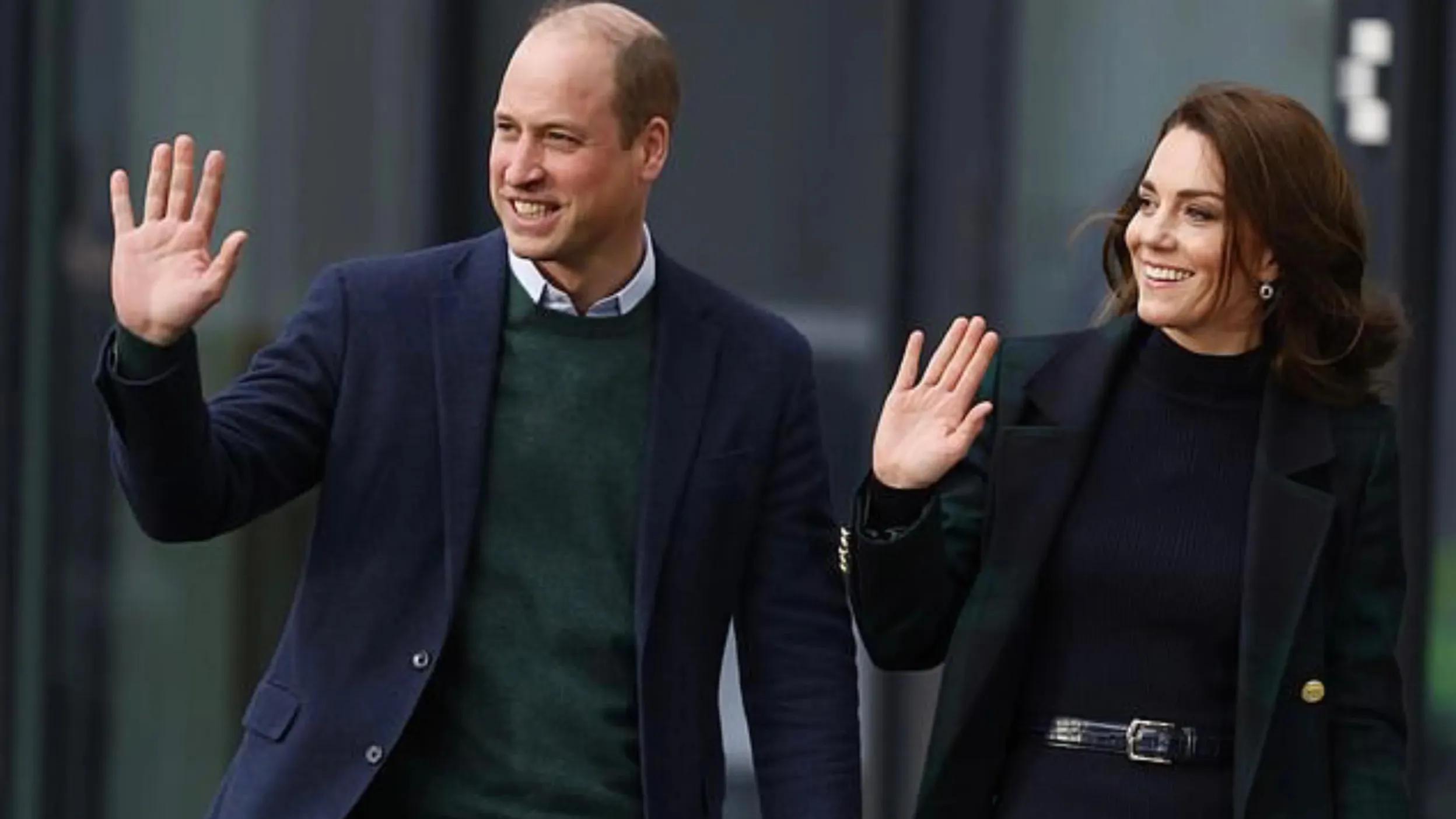 威廉|威廉凯特现场被记者问起哈里新书内容，夫妇俩默契微笑保持沉默