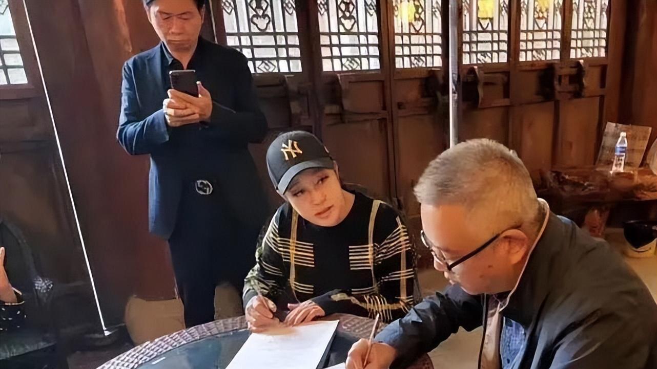 刘晓庆回老家选墓地，终于摘了假发不装嫩，网友感叹这才是真实样！