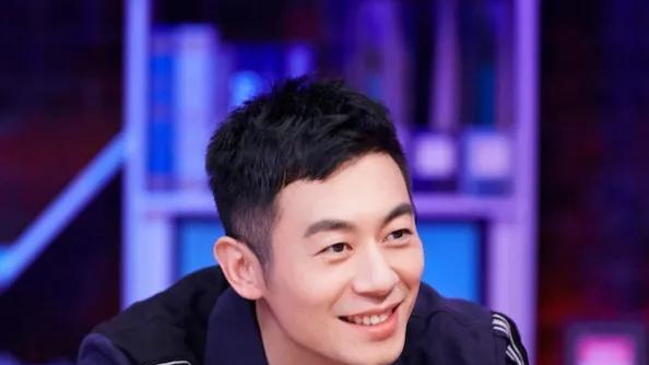 朱亚文|朱亚文人设崩塌！双手环抱星女郎为其庆生，厌恶女生大幅度夹菜