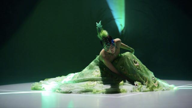 66岁杨丽萍和关晓彤「像姐妹」，钟楚曦苗苗再现《芳华》名场面