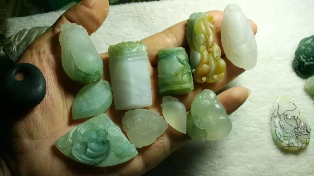 ?一块满是裂痕的翡翠半明料，如何“起死回生”的！