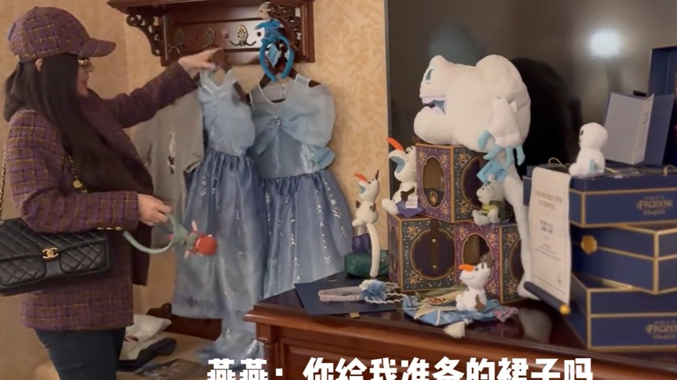 霍思燕带儿女去迪士尼，女儿乖巧漂亮，和10岁嗯哼对嘴亲合适吗？