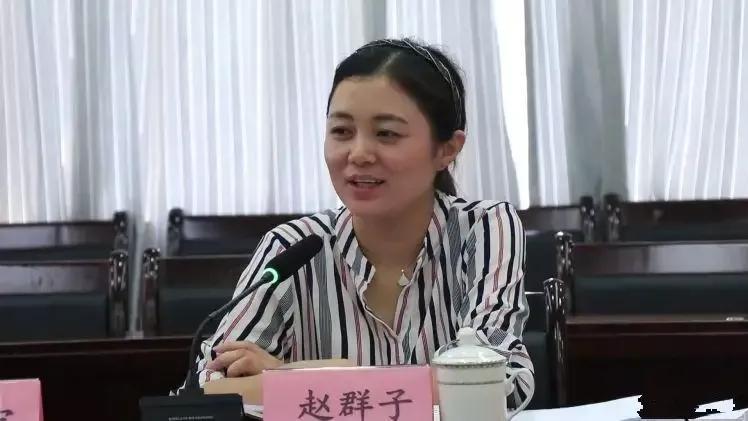 荷花|美女火箭提拔舅舅是县委书记，7年时间官至副县长，荷花仙子出道