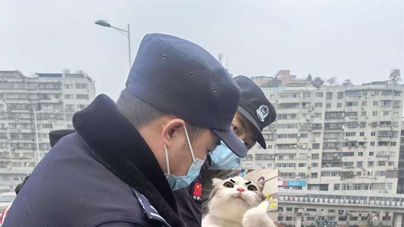 达州一男子通川桥上欲轻生，众人合力解救转危为安