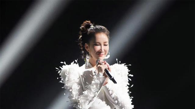 |《中国好声音》暂停播出后，节目粉丝开始指责李玟：是她不懂规则