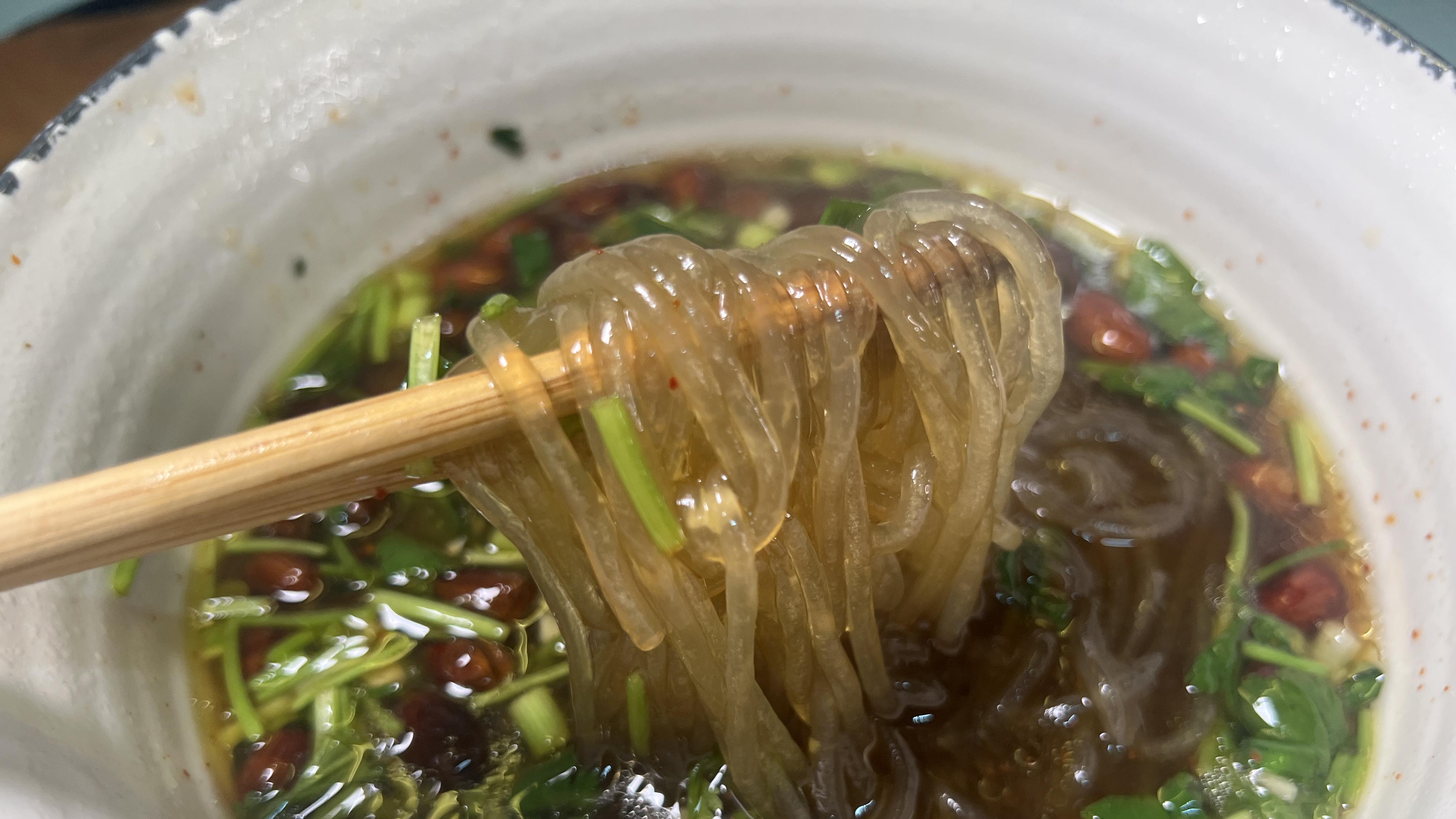 酸辣粉|想吃酸辣粉不用出去买了，粉条劲道有嚼劲，酸辣过瘾，越吃越想吃
