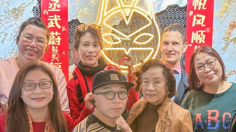 莫文蔚|52岁金曲歌后莫文蔚晒开工拜年照，网友：皱纹多了也有黑眼圈