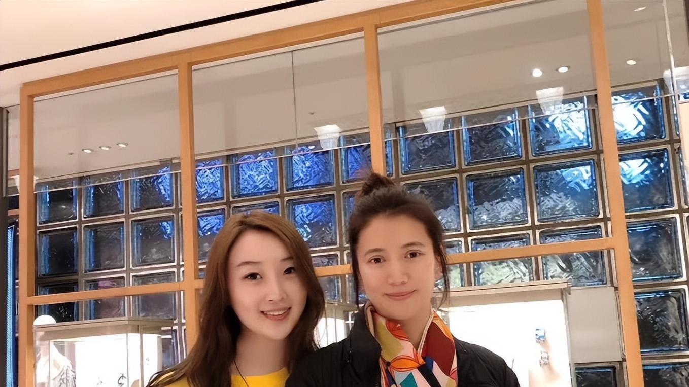 袁咏仪风波后首现身！面色憔悴强颜欢笑状态差，疑被儿子气到中风