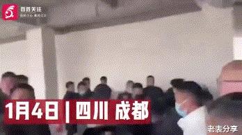 成都一市场内发生几十人的肢体冲突，15人被送往医院，伤的轻重不