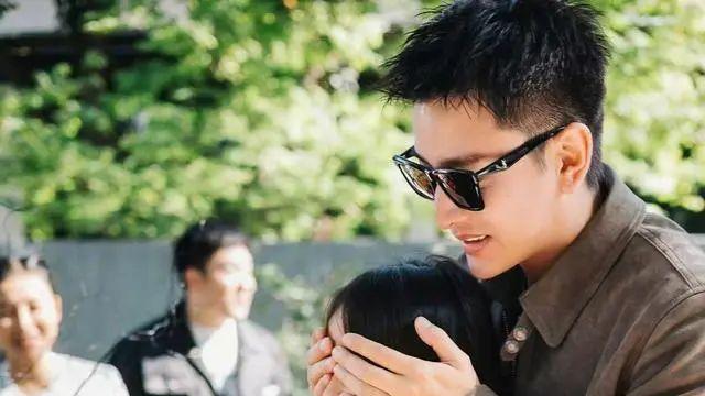 李小璐闺女发育太快了，11岁就有大姐大派头，和爸爸共用一张脸