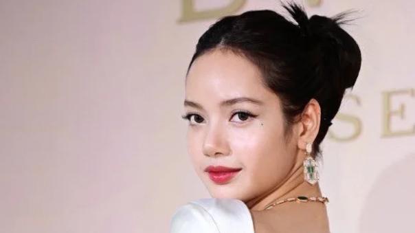 lisa Lisa罕见无刘海造型，5指宽的额头白到反光，紧身露背装尽显好身材