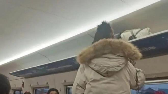 零下1℃，女子坐高铁回家，上身穿羽绒服，下身打“光腿”