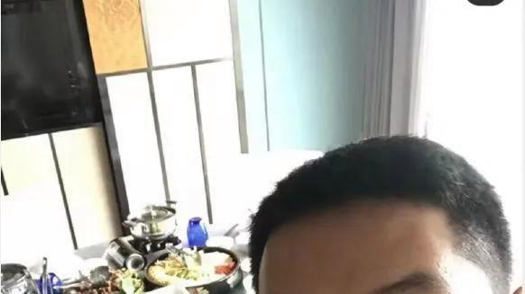 齐秦|63岁齐秦定居云南养老，秃头大肚脯成老头，与王祖贤差距一目了然