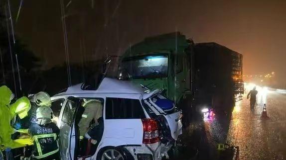 驾驶|31岁歌手古家齐车祸去世，现场曝光车辆严重变形，同行女性也身亡