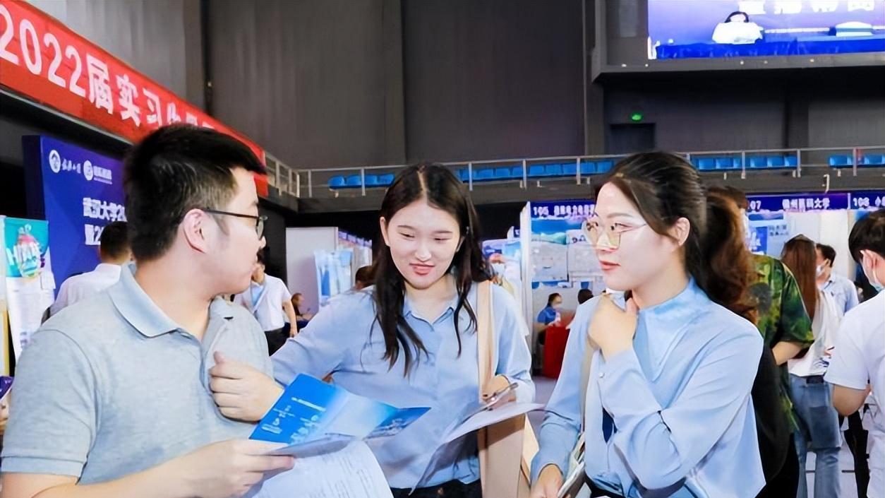 复旦教授：“我支持毕业生先啃几年老再找工作”，迷惑发言惹质疑