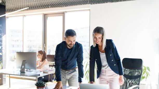 平和|如何在职场社交中避免得罪小人？