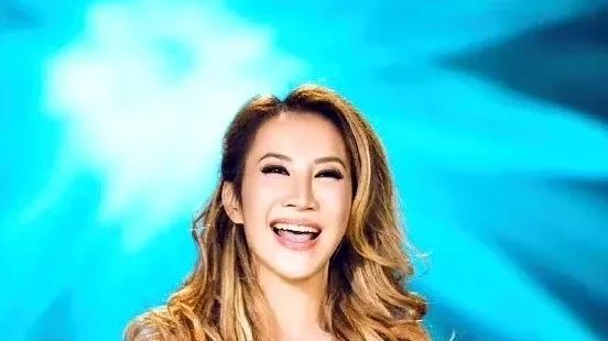 |《中国好声音》暂停播出后，李玟好友甄妮激动大哭，高喊正义之声万岁