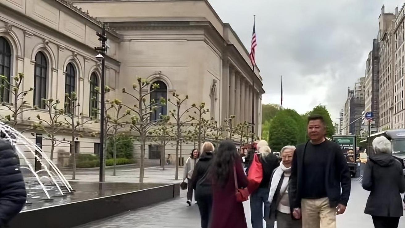 57岁戏骨全家定居美国，拿着在中国赚的钱，住豪宅、大赞国外风景