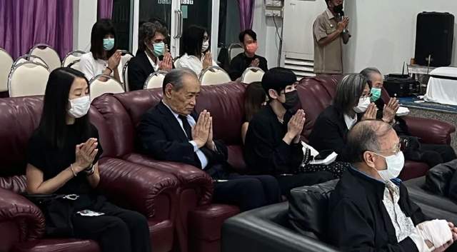 陈可辛|陈可辛父亲去世，陈可辛吴君如赴泰奔丧，胡歌古天乐送花圈悼念