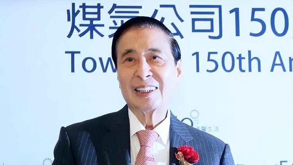 自己单身了30多年，大儿子60岁也是单身，小儿子却花7亿娶名模