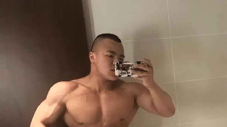 岳云鹏|健身小伙神似岳云鹏，一身腱子肉，荷尔蒙爆棚