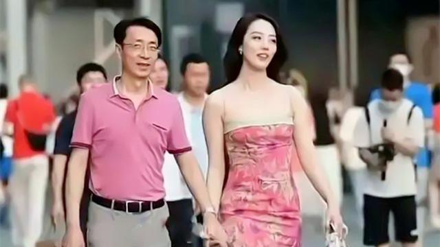 叶璇穿“牵手裙”直播跳操，“撸铁扩胸”毫无形象，越折腾越糊