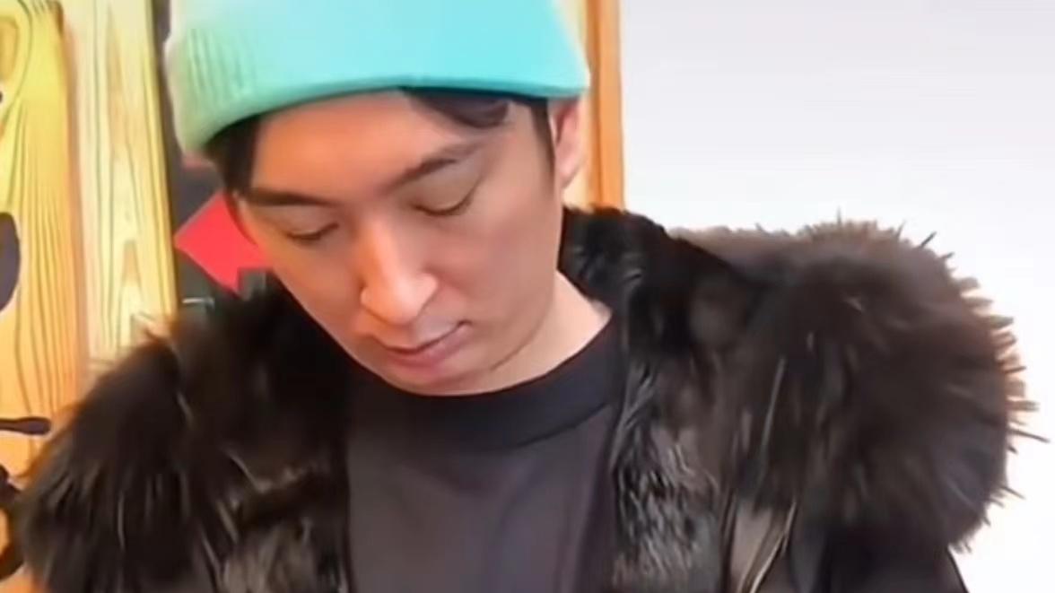 王思聪|34岁王思聪打人后首现身！独自排队吃平价餐馆，身边没有美女陪伴