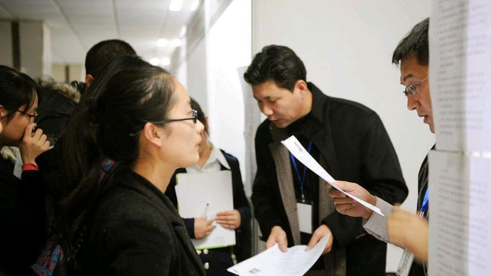 教师|教师招聘被疑“萝卜坑”，英语老师不学英语，网友：直接点名吧