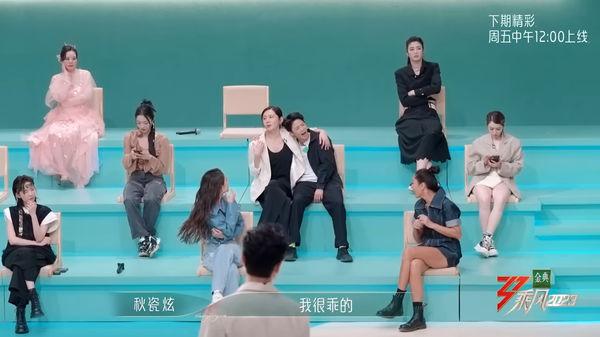 |徐怀钰录影“一个人坐角落”画面被拍！《浪姐4》淘汰现场成亮点