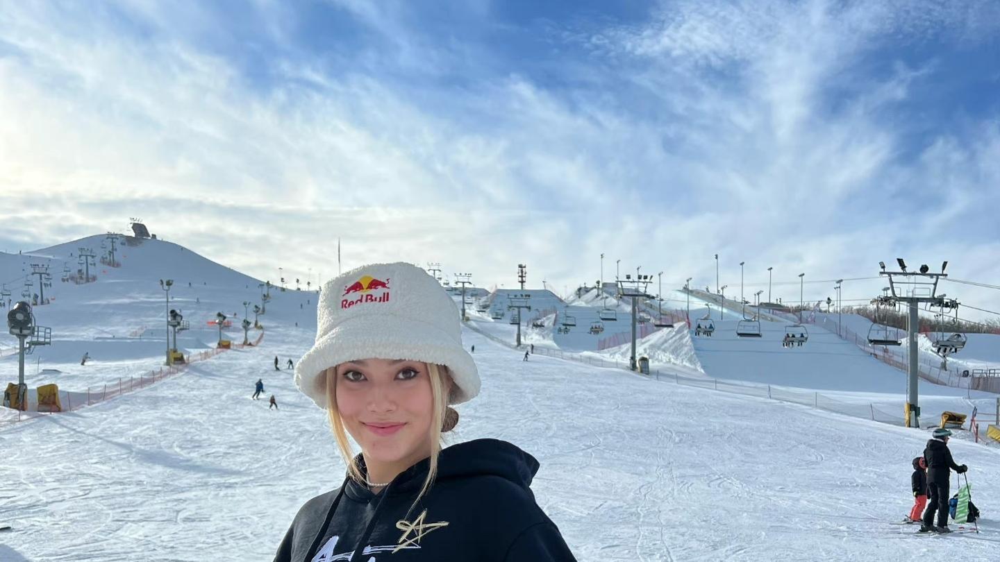 谷爱凌|谷爱凌用牙咬着金、银牌，笑容灿烂！吃馅饼成佳话，2金1银成传奇