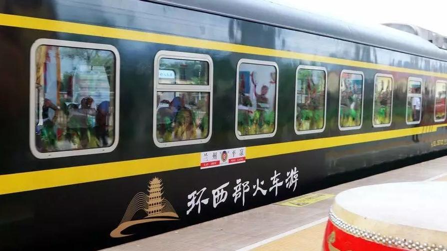 火车|中国专属的观光旅游专列火车，你体验过了吗？沿途都是美轮美奂的景色。