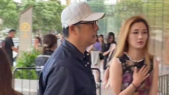 王岳伦带美女看演唱会！与王诗龄像同辈人，看来和李湘复合无望了