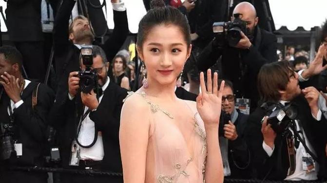 关晓彤|关晓彤在戛纳走红地毯的照片，没有锁骨没有小蛮腰，胸部被挤得很别扭