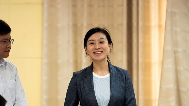 她是现任最年轻的美女县长，31岁提副处，34岁升正处级，今年36岁