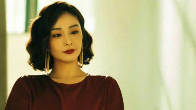 高叶|高叶首次出席戛纳红毯，衣服撑开线满是褶皱，众目睽睽之下太出丑