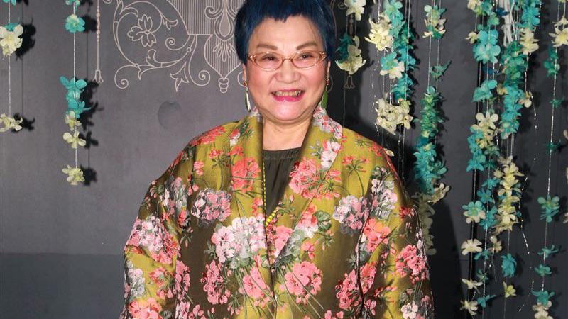 黄子佼低调出院，张小燕被问病况，松口吐8字