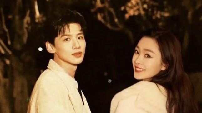 白敬亭|白敬亭宋轶又秀恩爱，男方等宋轶下班至凌晨，网友：主打陪伴